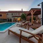 Vakantiehuis Beautiful Home In Vir Vir