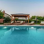 Beautiful Home In Vir *